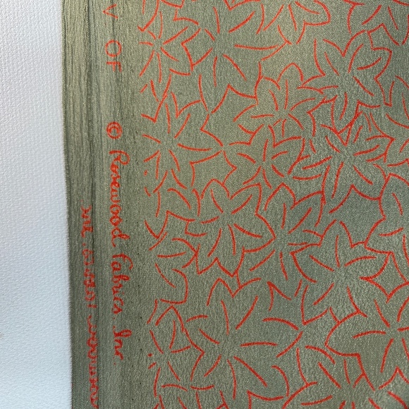 Tan/Red Leaf Outline Slinky Fashion Fabric - Rosewood - Blouse Dress 60" x 5 yd - Picture 1 of 11